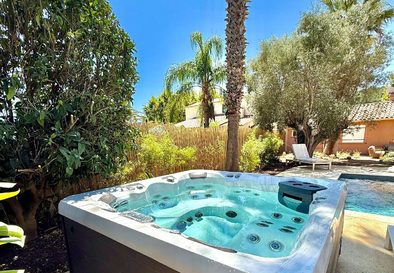 Villa in Sanary-sur-Mer - Villa Clémarine – Détente, Piscine & Jacuzzi Privé