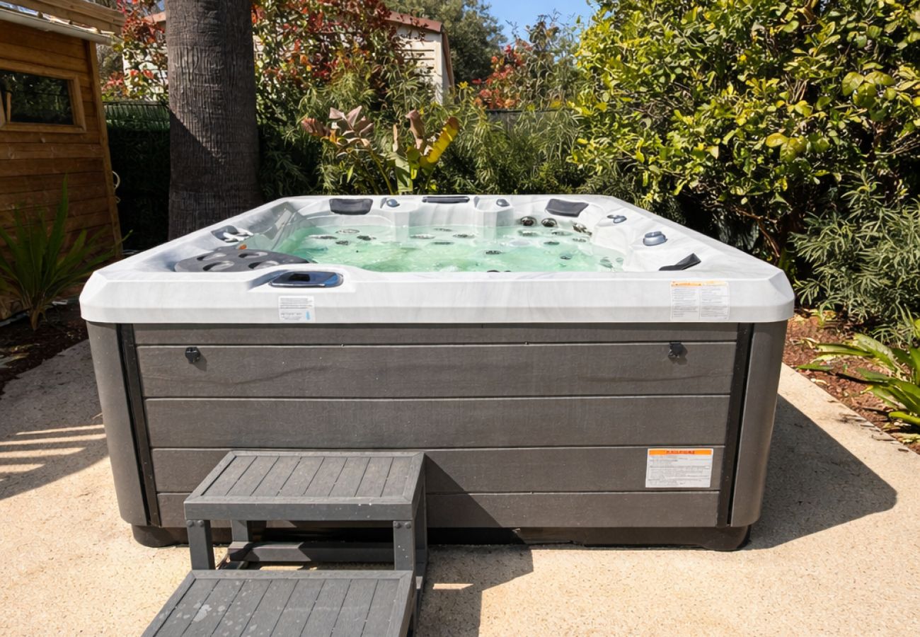 Villa in Sanary-sur-Mer - Villa Clémarine – Détente, Piscine & Jacuzzi Privé