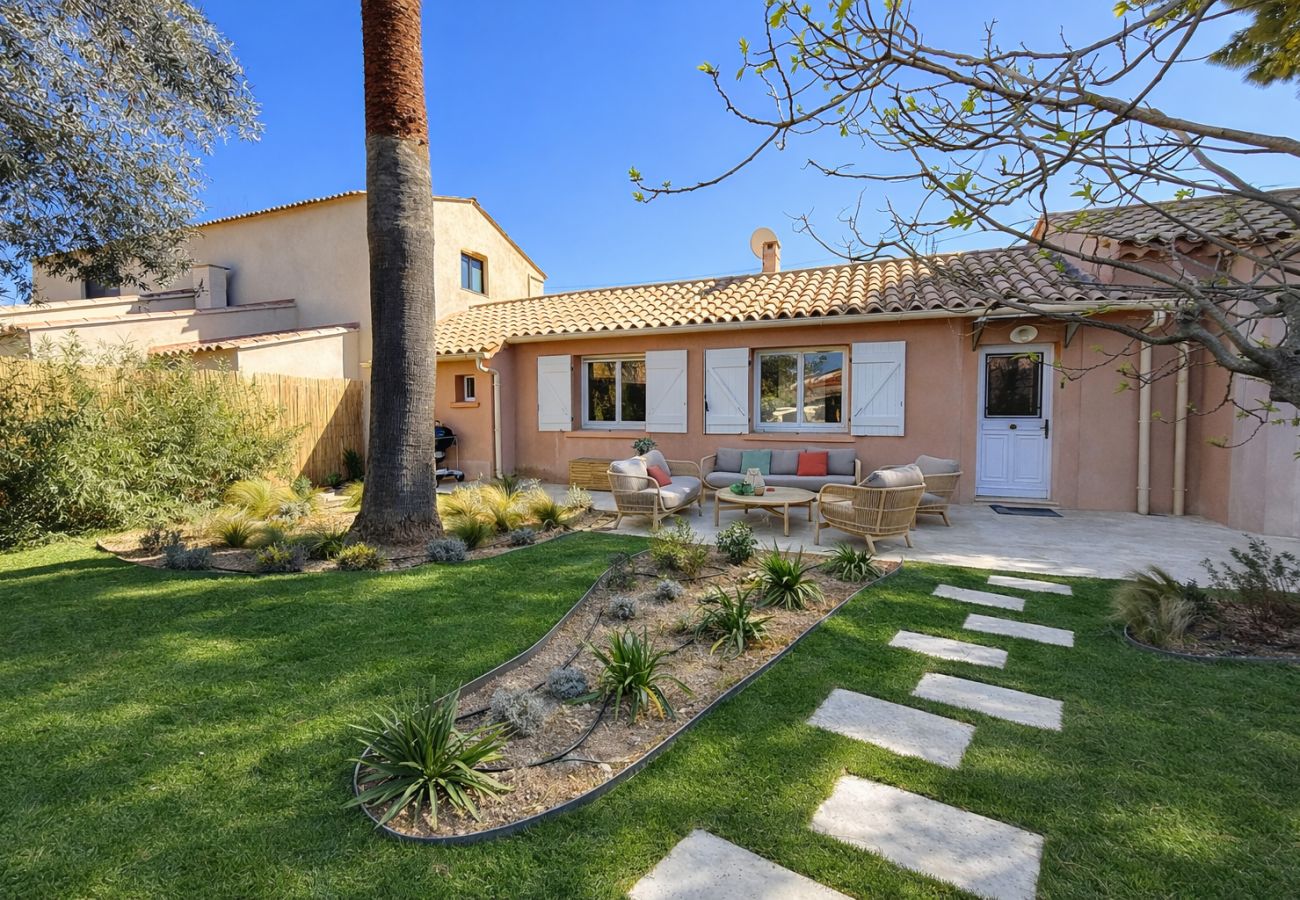Villa in Sanary-sur-Mer - Villa Clémarine – Détente, Piscine & Jacuzzi Privé