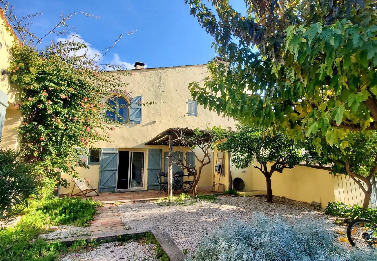 Villa à Sanary-sur-Mer - Villa Provençale avec petit bassin & proche Plages